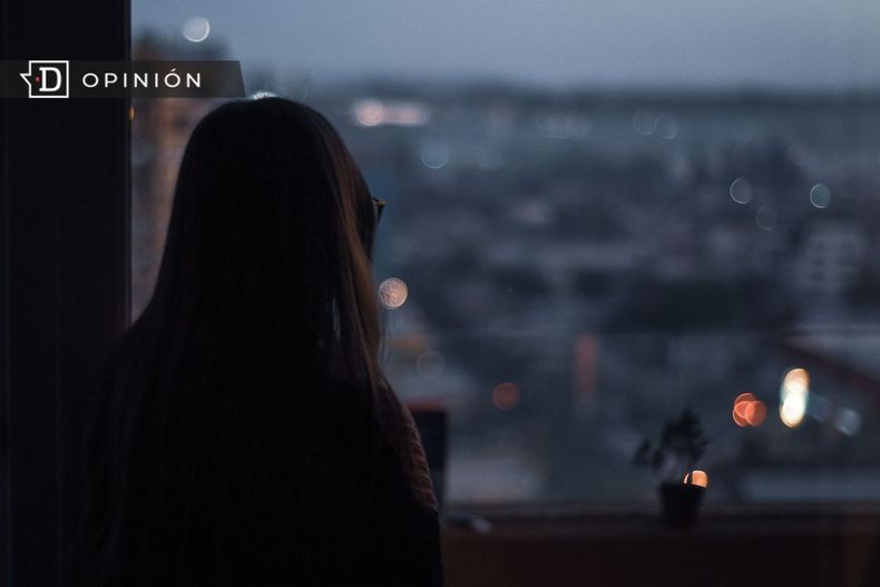 6416 imagen de una mujer en la oscuridad mirando para afuera de u.jpg