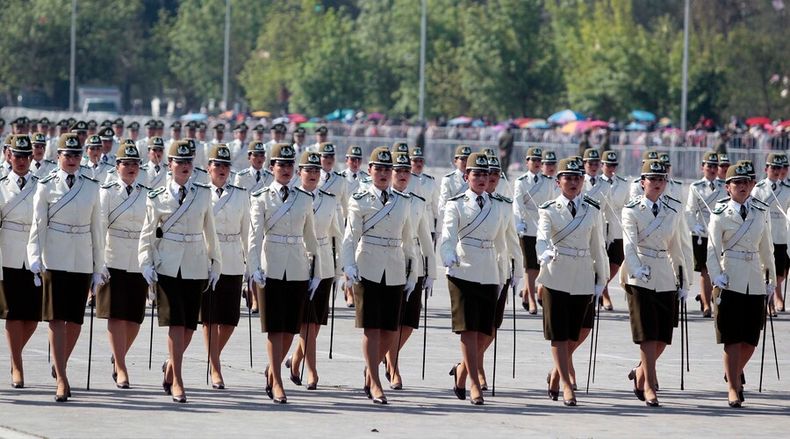 parada militar conmemorara 50 anos del ingreso de mujeres con un 19 del contingente.jpg
