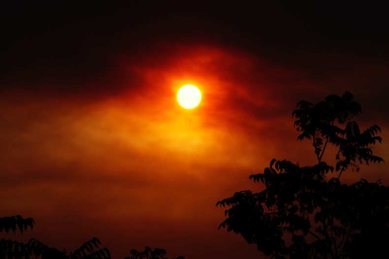Desde Peñalolén Alto. El humo provocado por un incendio tiñó el cielo, dando origen a una imagen de inesperada belleza.