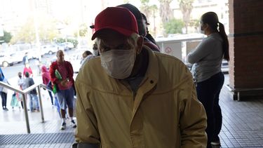 Rompió cuarentena, contagió con COVID-19 a su abuelo y lo mató: joven de 24 años arriesga cárcel
