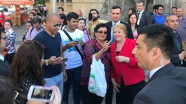 VIDEO| Bachelet apareció de sorpresa caminando por las calles del centro como una ciudadana más y no fue abucheada