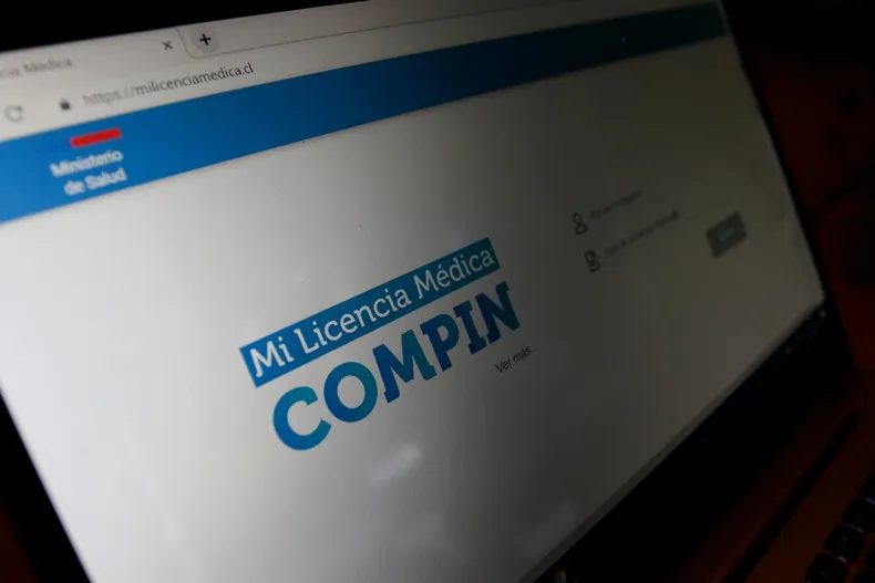 vio rechazadas sus licencias medicas por informe de isapre corte ordeno nueva resolucion y reembolso de gastos medicos.webp