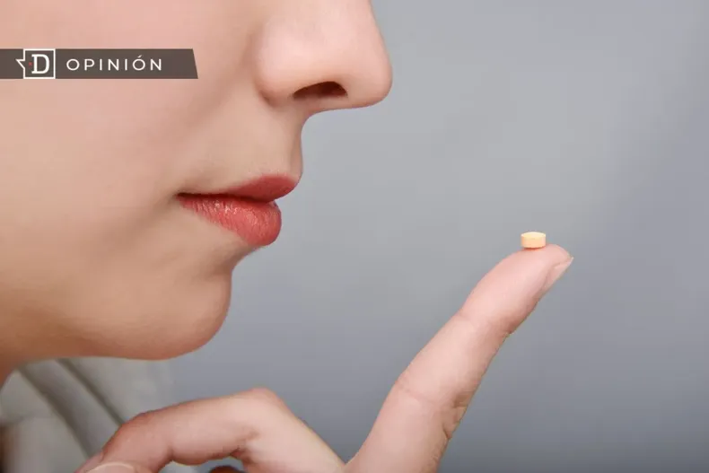 17504 mujer mirando una pastilla en su dedo.webp