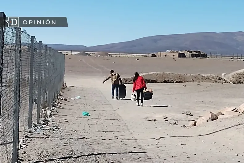17934 dos personas caminando por el desierto con maletas.webp