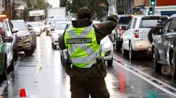 Contraloría se deja caer en Carabineros por no incautar 626 autos robados ni detener a 144 prófugos en controles de tránsito
