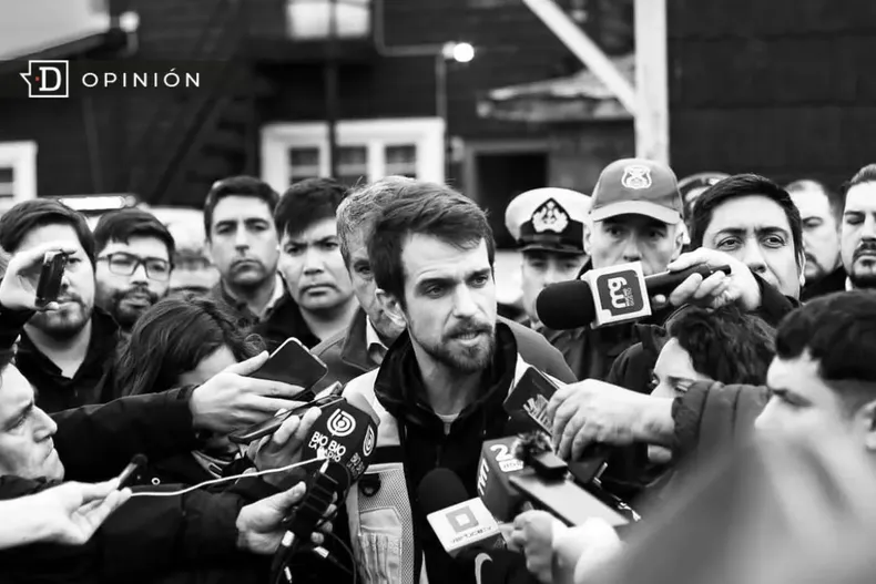 28106 foto de tomas garate alcalde de puerto varas hablando con la.webp