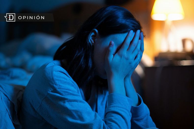 6900 imagen de una mujer en su pieza cubriendose el rostro.jpg