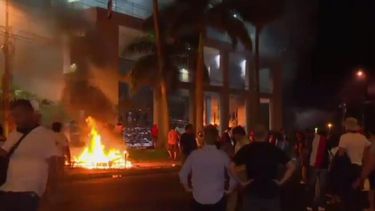 Por rechazo a reelección presidencial: Quema de Parlamento en Paraguay dejó un muerto y varios heridos