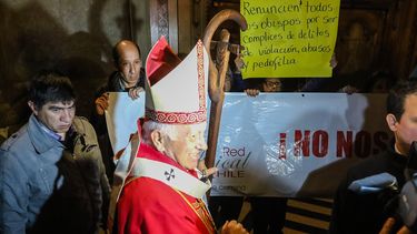 No más obispos encubridores: Laicos pidieron renuncia de cardenal Ezzati en medio de misa en la Catedral