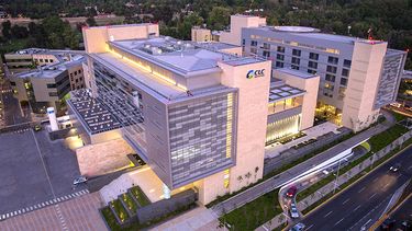 Denuncian que mujer falleció por negligencia médica en Clínica Las Condes: Diagnosticaron crisis de pánico y sufría tromboembolismo