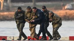 Nicolás Maduro siendo trasladado junto a su esposa - Agencia EFE Nicolás Maduro siendo trasladado junto a su esposa - Agencia EFE