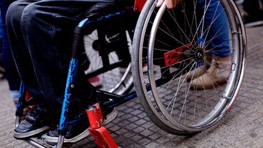 Piden a sector privado dar preferencia en filas a cuidadoras no remuneradas mostrando carnet