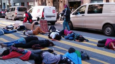 Barcelona: Manifestantes se arrojan al suelo durante un minuto en solidaridad con joven empujado al río Mapocho