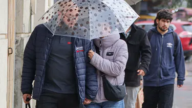 Lluvias llegan este domingo en la noche a la Región Metropolitana: Pronóstico incluye nevadas