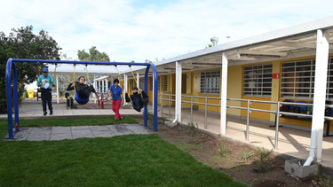 Escuela Los Copihues sale de población La Legua Emergencia y se sitúa en seguro edificio