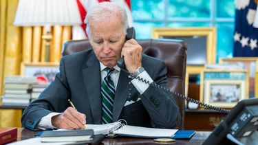 Biden conversa con Zelenski sobre la situación de la central nuclear de Zaporiyia