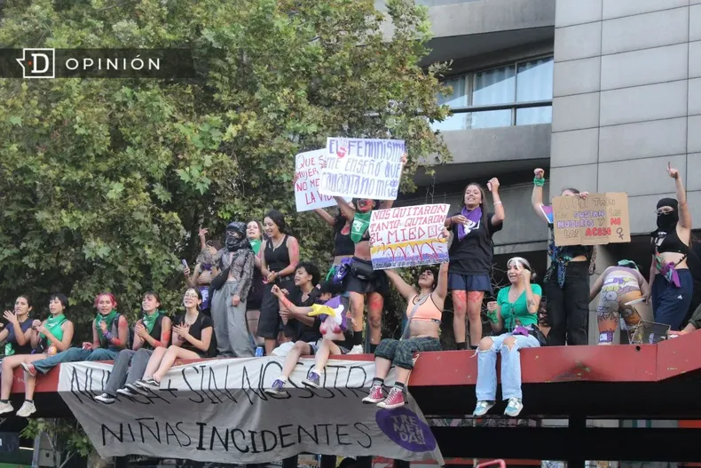 12464 imagen de mujeres en la marcha por el 8m.webp