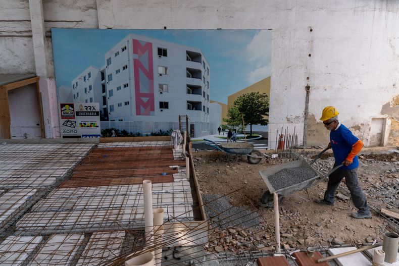 Trabajo colectivo en la ocupación Mariana Crioula en la Región Portuaria de Río de Janeiro, donde familias organizadas construyen vivienda autogestionada en un contexto de déficit habitacional y valorización inmobiliaria.