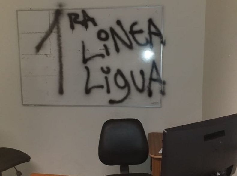 ESHrUJ_WAAAv8tz 1.jpg