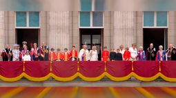 VIDEO| Rey Carlos III es coronado de manera histórica y saluda a su pueblo sin Príncipe Harry