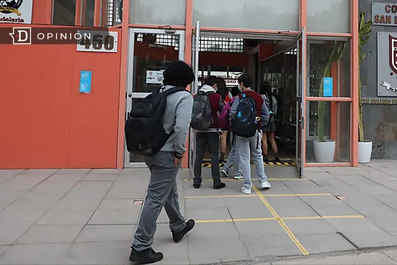 13149 estudiantes entrando al colegio.webp