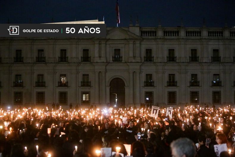 Mujeres rodean La Moneda.jpg