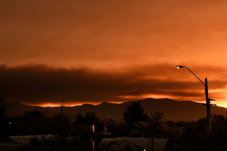 Humarada desde incendio en Curacavi.jpg