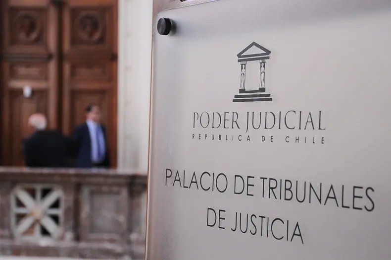 cayo de escalera tras discusion con vecinos por canaletas condenados a pagar 3 millones por causar lesiones graves.webp