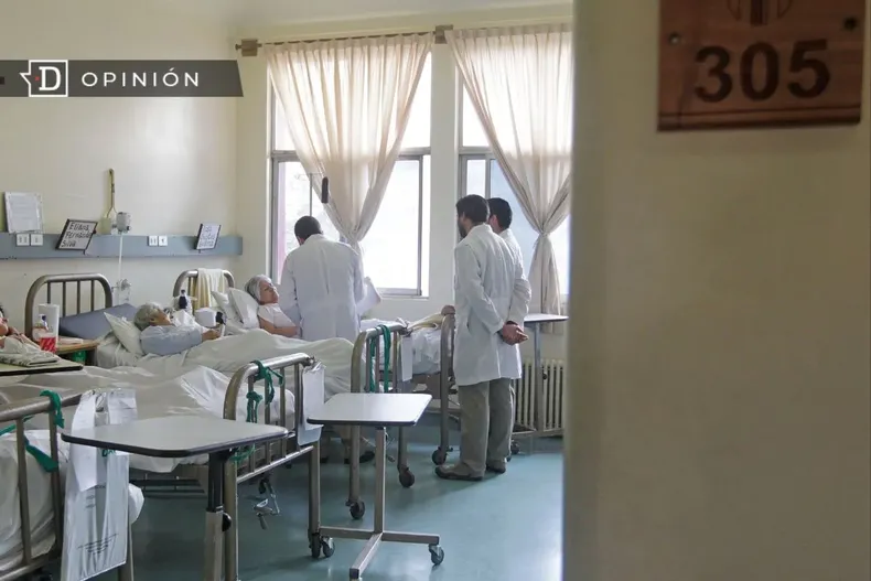 18555 medicos en un hospital viendo a una paciente.webp