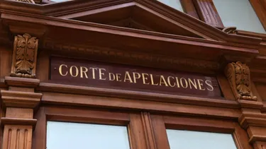 Apoderada atacó a estudiantes junto a hijo mayor que no era del colegio: Corte valida removerla y prohibir su ingreso