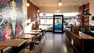 Contra la brecha salarial: Cafetería australiana cobra un 18% más a los hombres para conscientizar de la discriminación
