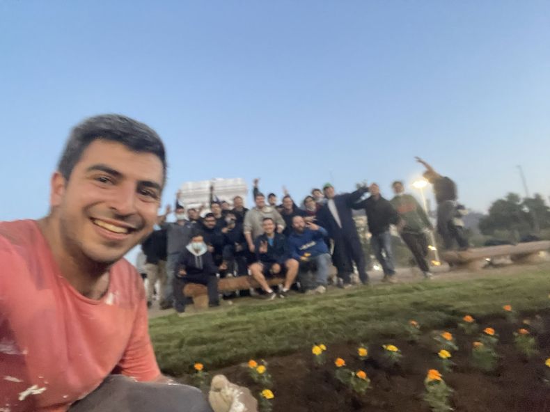 Patricio Bopp y adherentes a Kast instalan pasto en Baquedano.jpg