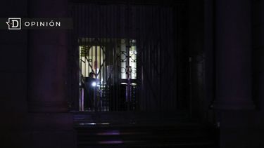 El Desconcierto | 7049 imagen de la luz de una linterna en la entrada de un edifici.jpg