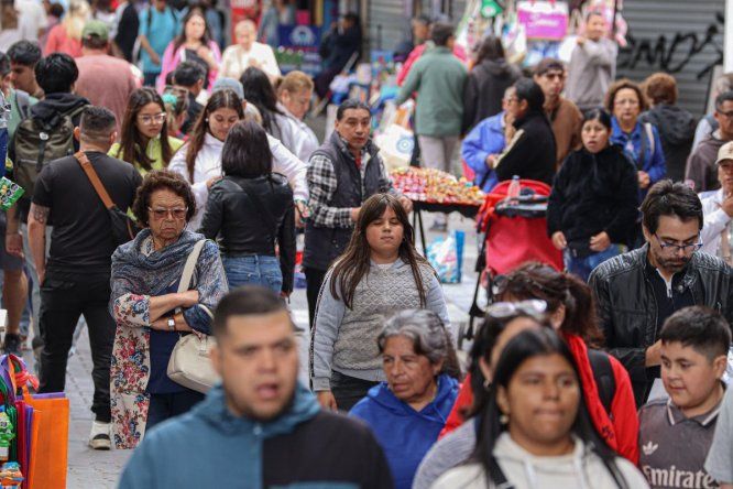 Foto de personas caminando en el centro de concepción / Agencia Uno