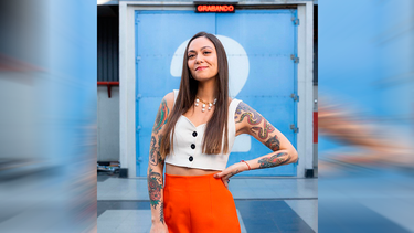 Periodista de Mega hace trizas a mujer que la trató de “ordinaria” en redes por tatuajes