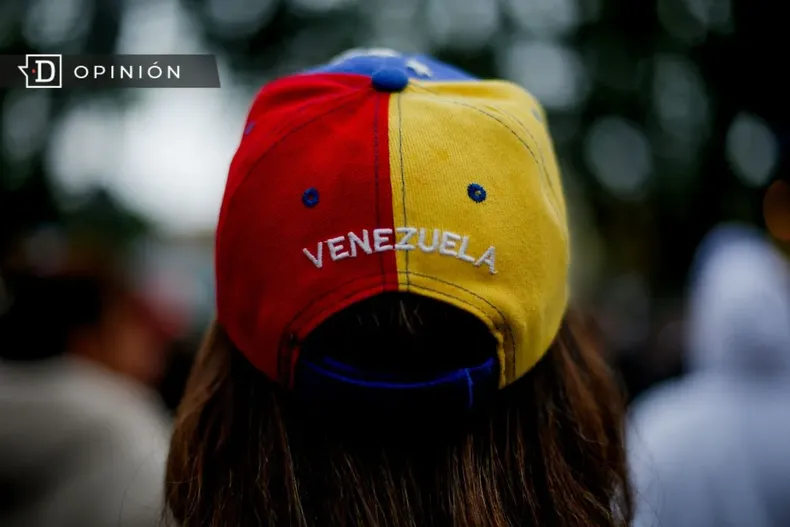 28269 manifestante venezolana de espaldas.webp