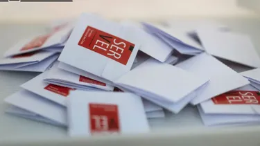 El Desconcierto | 13054 imagen de una urna con votos.webp