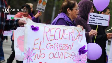 El Desconcierto | 6609 imagen de una marcha con carteles sobre el alzheimer.jpg