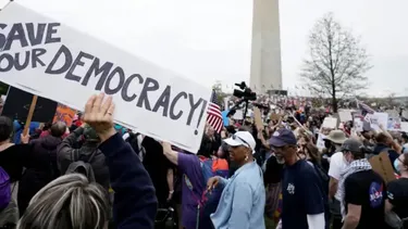 Hands off: Masivas movilizaciones en varias ciudades de EEUU exigen la renuncia del presidente Donald Trump