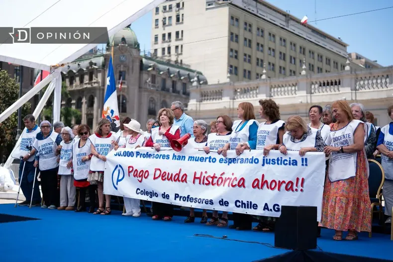 10667 profesores adeudados en evento en la moneda anunciando repar.webp