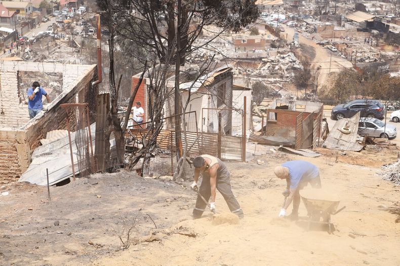 Escombros de viviendas tras incendios.jpg