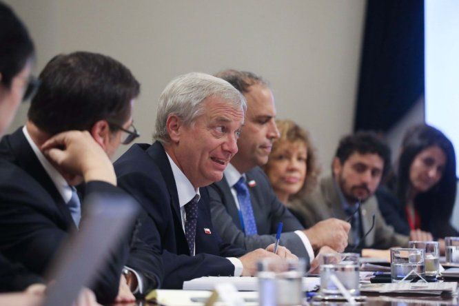 José Antonio Kast en una mesa jutno a ministros y personeros de Gobierno / Agencia Uno
