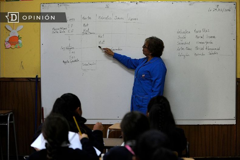 4985 profesora haciendo clases.jpg