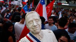 FOTOS| Viva Chile y Pinochet: Adherentes a Sebastián Piñera celebraron con busto del dictador