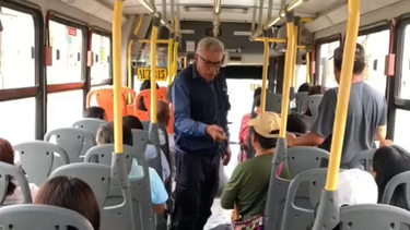 VIDEO| Chofer se hace viral luego de discutir con músico ambulante por no pagar pasaje