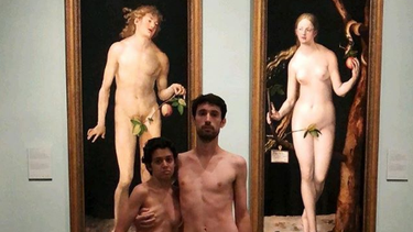 “Es todo un absurdo aceptado socialmente: Pareja se desnuda en museo para criticar la construcción de los géneros