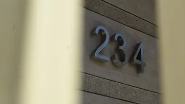 Inmobiliaria entregó departamento con filtraciones y pisos dañados en Macul: Propietaria será compensada con $18 millones