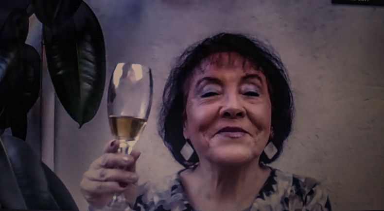 Mujer copa sonrisa scaled 1.jpg