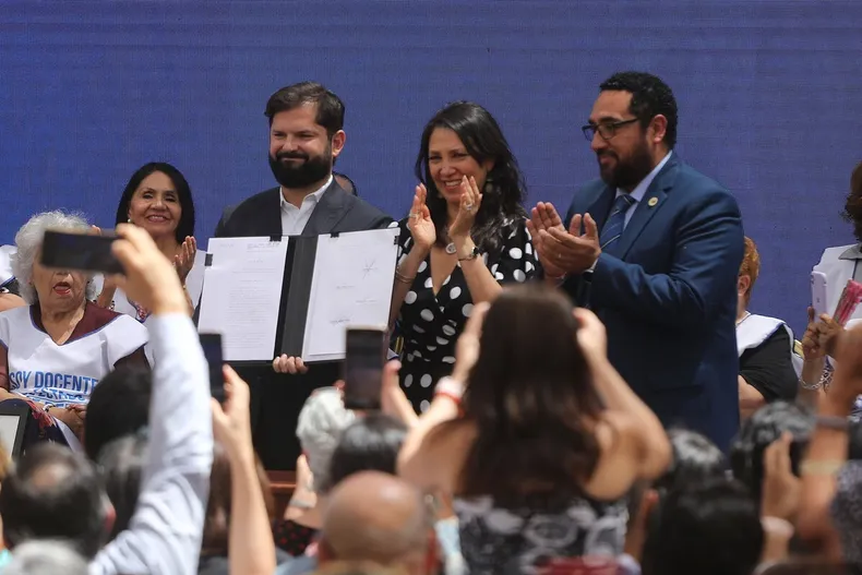 11075 presidente boric promulgacion proyecto de pago deuda histori.webp