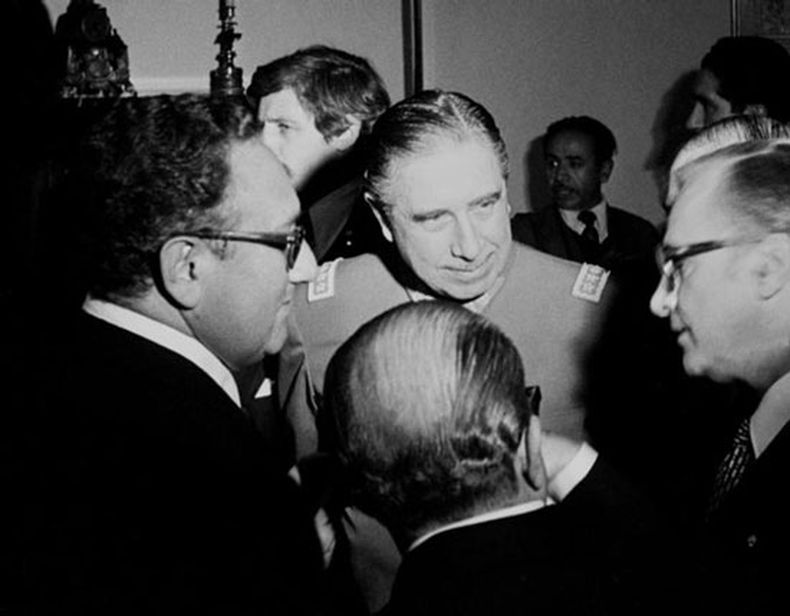 pinochet kissinger 1.jpg